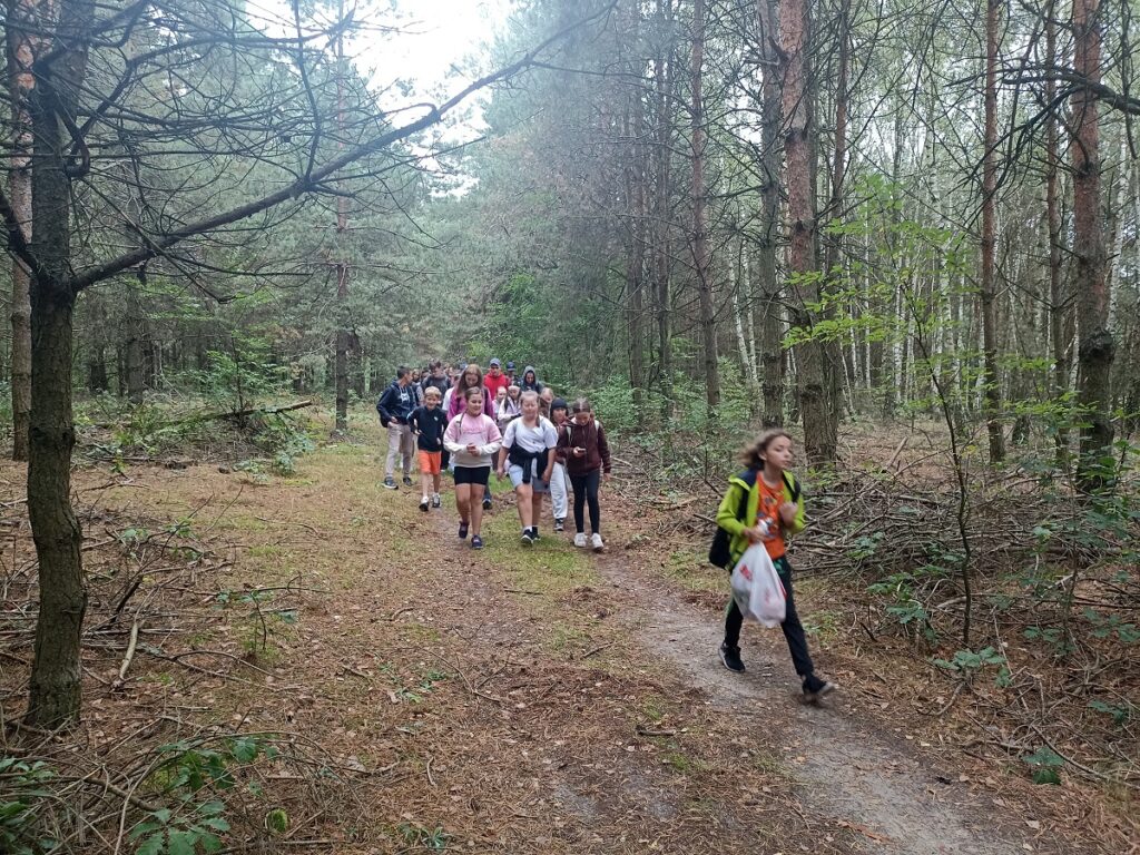 Uczniowie PSP 3 Kozienice podczas rajdu pieszego do Stanisławic