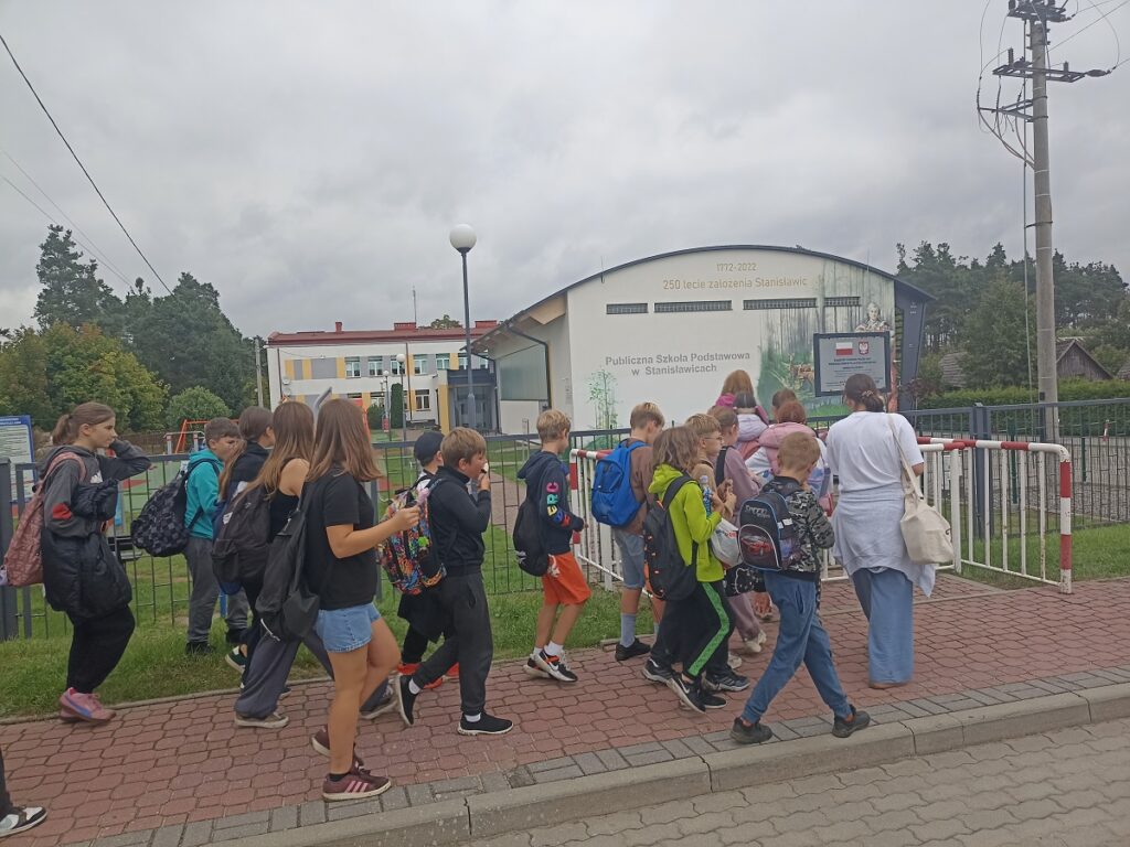 Uczniowie PSP 3 Kozienice podczas rajdu pieszego do Stanisławic