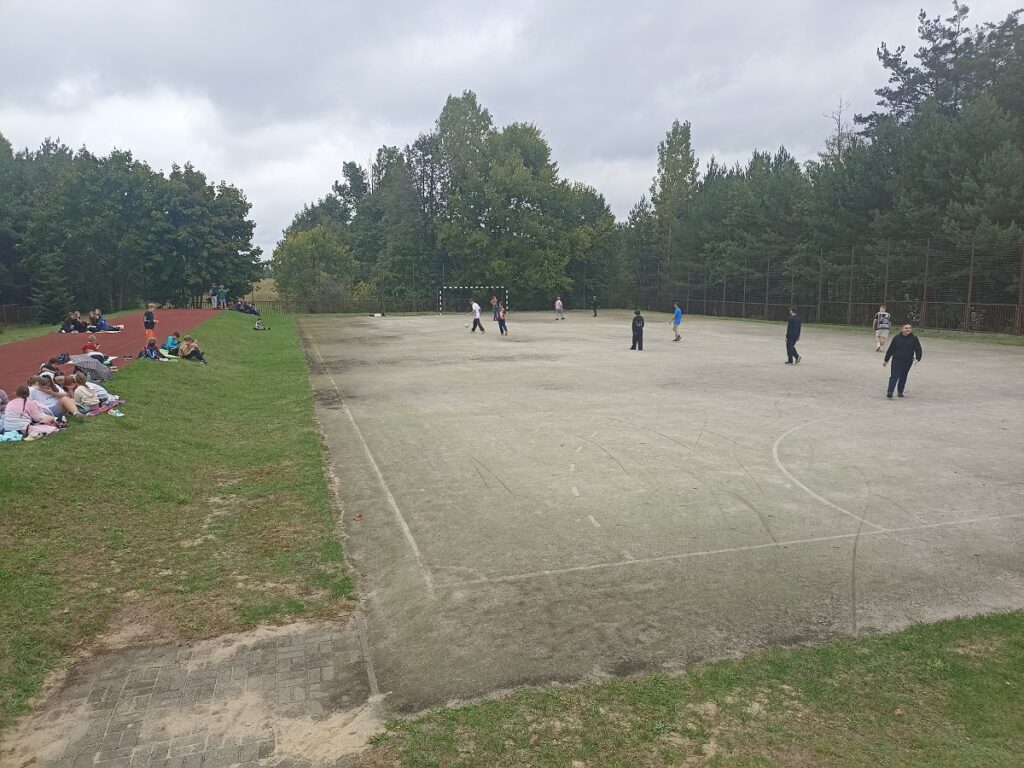 Uczniowie PSP 3 Kozienice podczas rajdu pieszego do Stanisławic