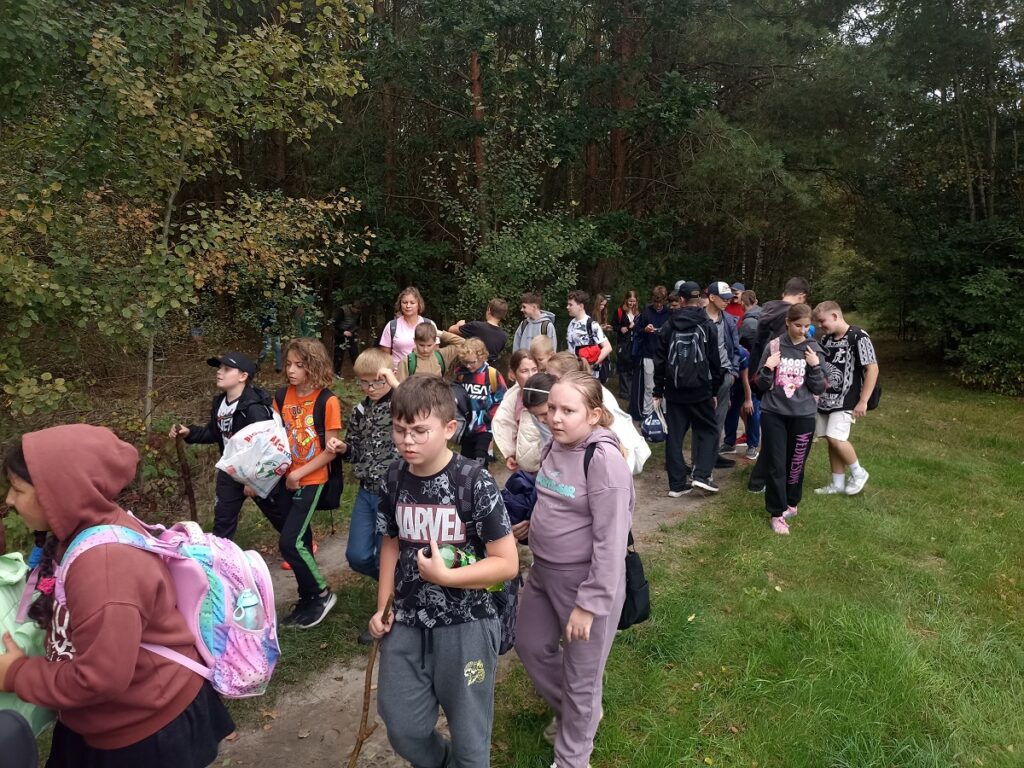 Uczniowie PSP 3 Kozienice podczas rajdu pieszego do Stanisławic