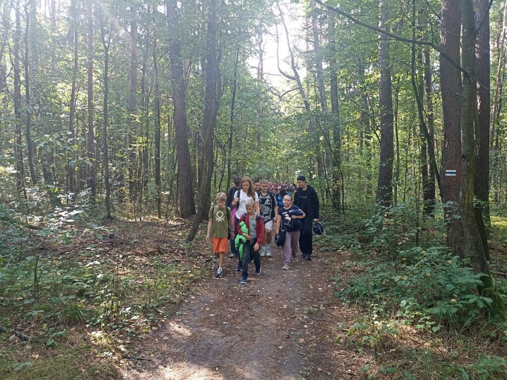 Uczniowie PSP 3 Kozienice podczas rajdu pieszego do Stanisławic