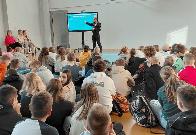 Udział uczniów w profilaktycznym spotkaniu z przedstawicielem policji