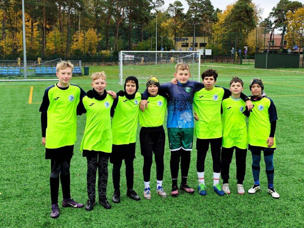 grupa chłopców na boisku szkolnym