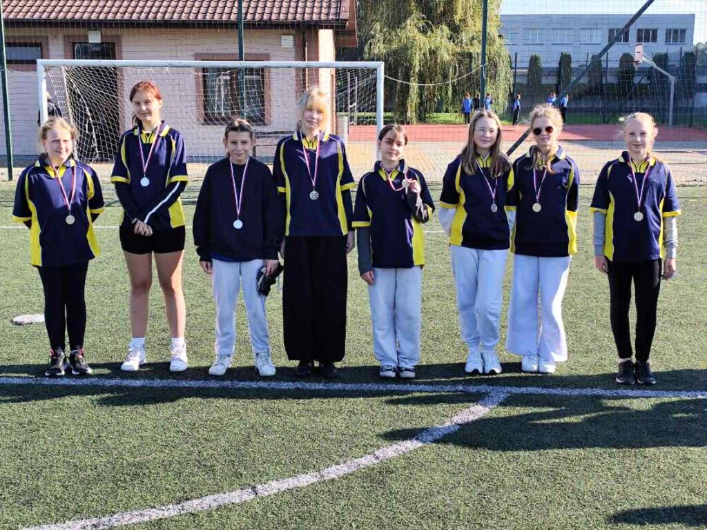 Uczennice na boisku szkolnym