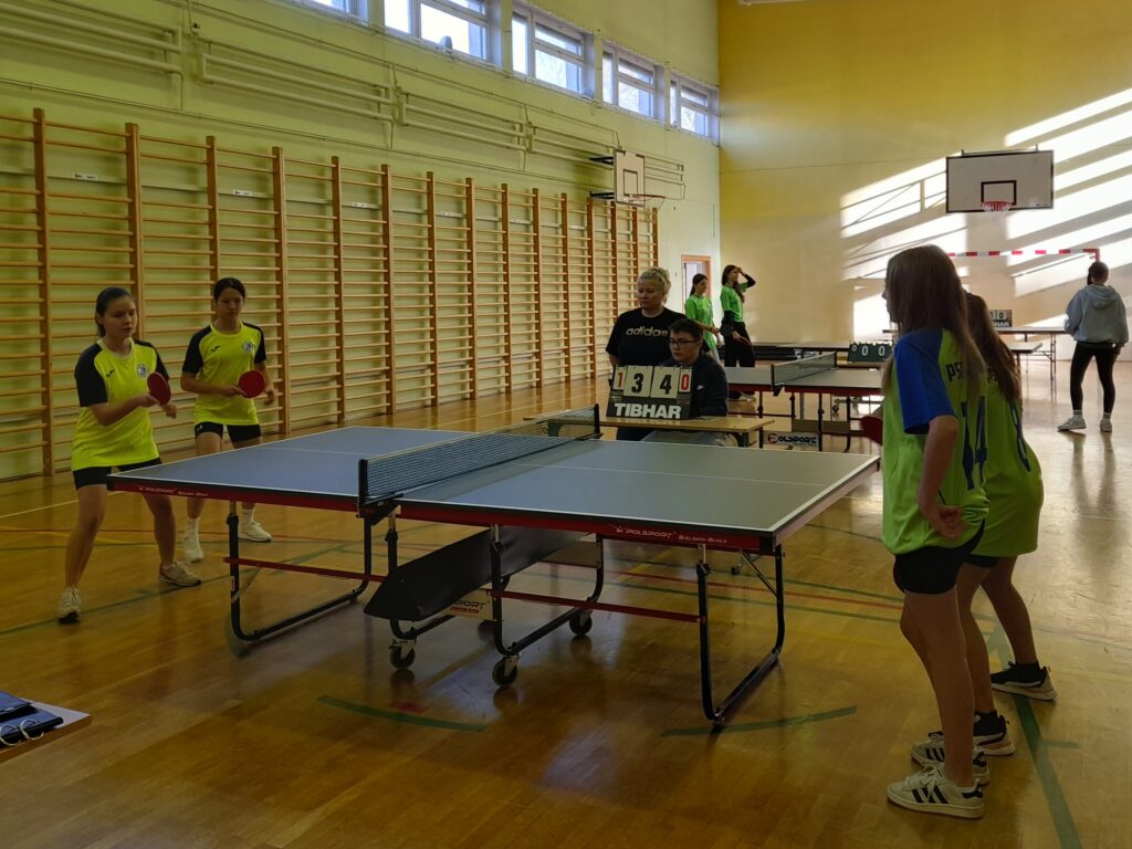 Uczniowie podczas rozgrywek.