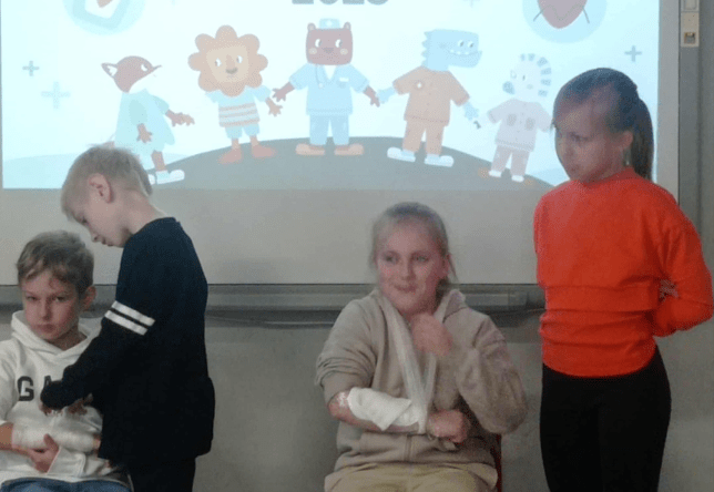 Udział uczniów w Ogólnopolskim programie edukacyjnym PCK "Ratowniczek pomaga Ci pomagać"