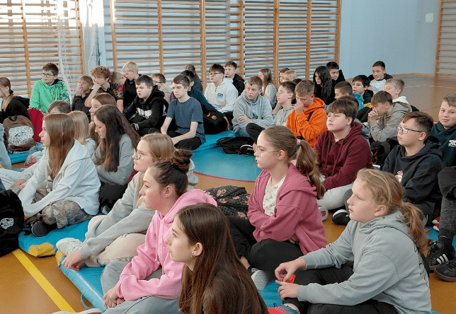 Udział uczniów w profilaktycznym spotkaniu z przedstawicielem policji