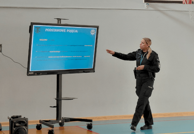 Udział uczniów w profilaktycznym spotkaniu z przedstawicielem policji