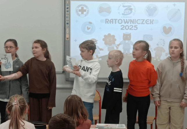 Udział uczniów w Ogólnopolskim programie edukacyjnym PCK "Ratowniczek pomaga Ci pomagać"