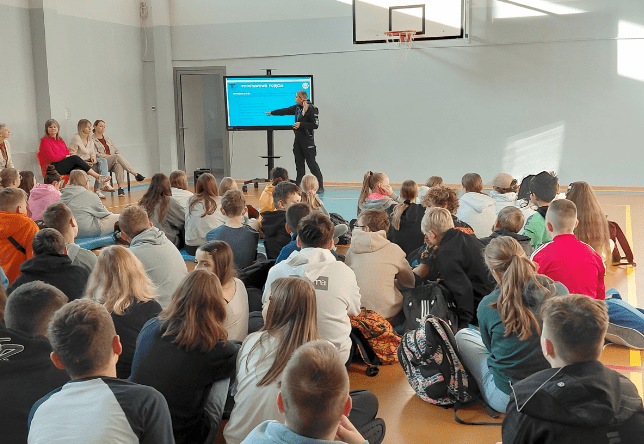 Udział uczniów w profilaktycznym spotkaniu z przedstawicielem policji