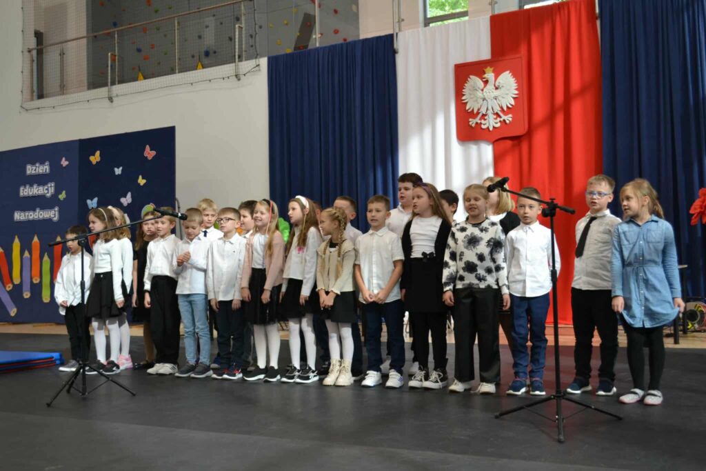 uczniowie podczas akademii