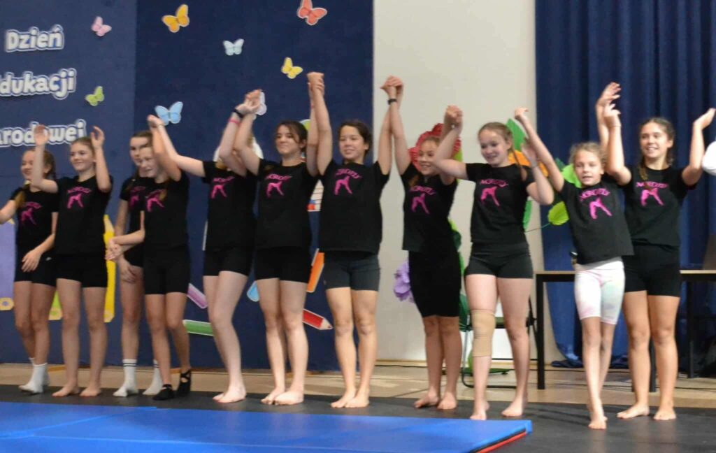uczennice podczas występu na akdemii