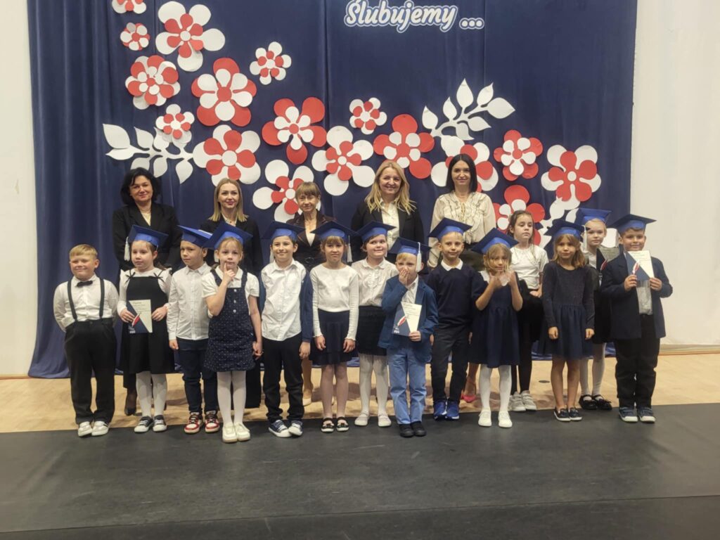 Uczniowie klasy pierwszej wraz z wychowawcą, dyrekcją oraz przedstawicielem Urzędu Gminy - panią Małgorzatą Wolszczak.