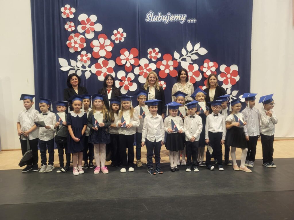 Uczniowie klasy pierwszej wraz z wychowawcą, dyrekcją oraz przedstawicielem Urzędu Gminy - panią Małgorzatą Wolszczak.