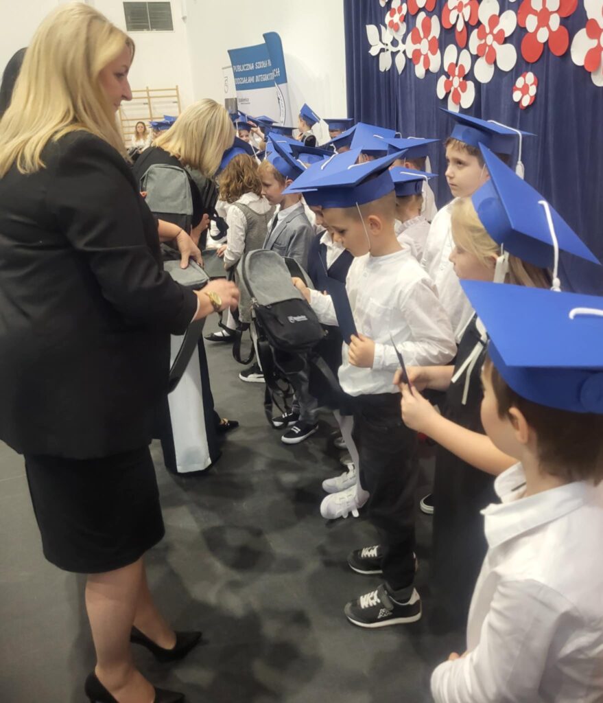 Wręczenie upominków przez dyrektor Wydziału Edukacji pani Małgorzaty Wolszczak.