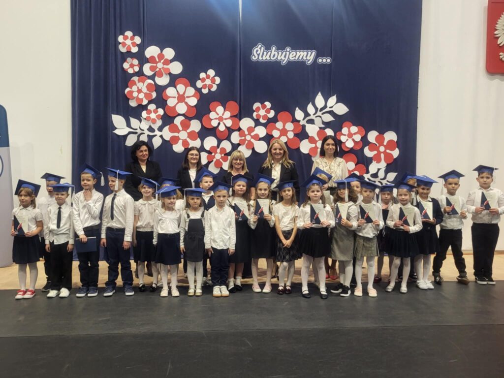 Uczniowie klasy pierwszej wraz z wychowawcą, dyrekcją oraz przedstawicielem Urzędu Gminy - panią Małgorzatą Wolszczak.