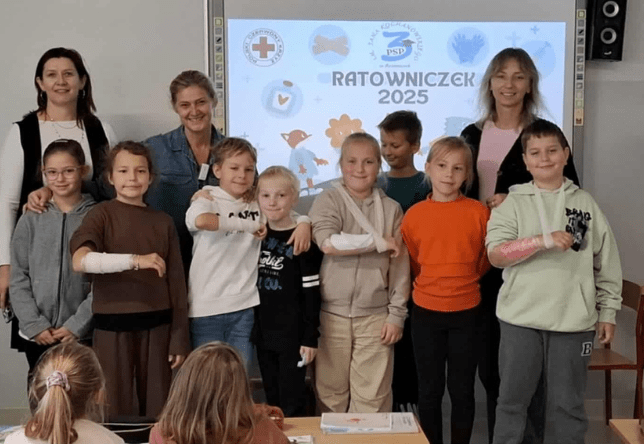 Udział uczniów w Ogólnopolskim programie edukacyjnym PCK "Ratowniczek pomaga Ci pomagać"