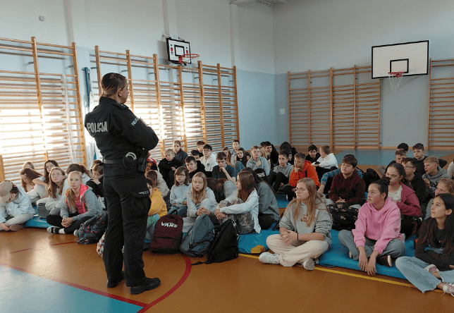 Udział uczniów w profilaktycznym spotkaniu z przedstawicielem policji