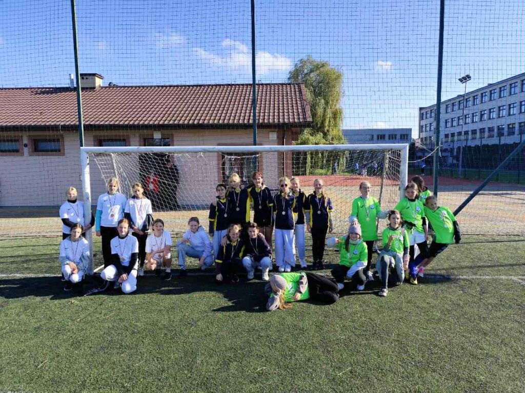 Uczennice na boisku szkolnym