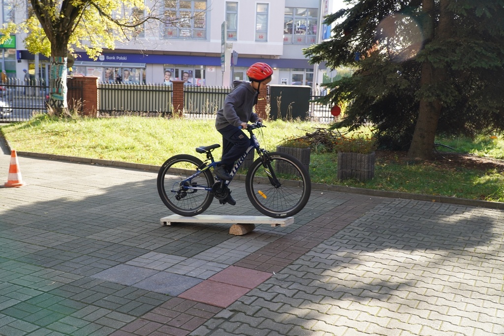 XXVII Turniej Wiedzy o Bezpieczeństwie Ruchu Drogowego „Bezpieczne Drogi Radomia” - uczeń jeżdżący po torze przeszkód