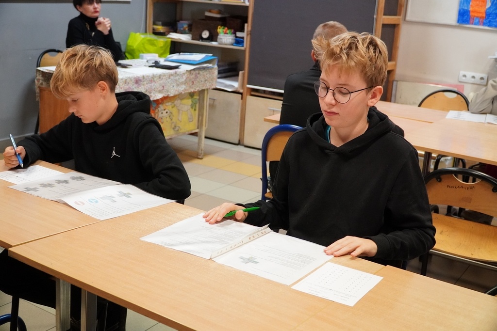 XXVII Turniej Wiedzy o Bezpieczeństwie Ruchu Drogowego „Bezpieczne Drogi Radomia” - uczniowie piszący est wiedzy