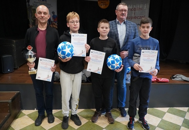 XXVII Turniej Wiedzy o Bezpieczeństwie Ruchu Drogowego „Bezpieczne Drogi Radomia” - uczniowie wraz z opiekunem po wręczeniu nagród