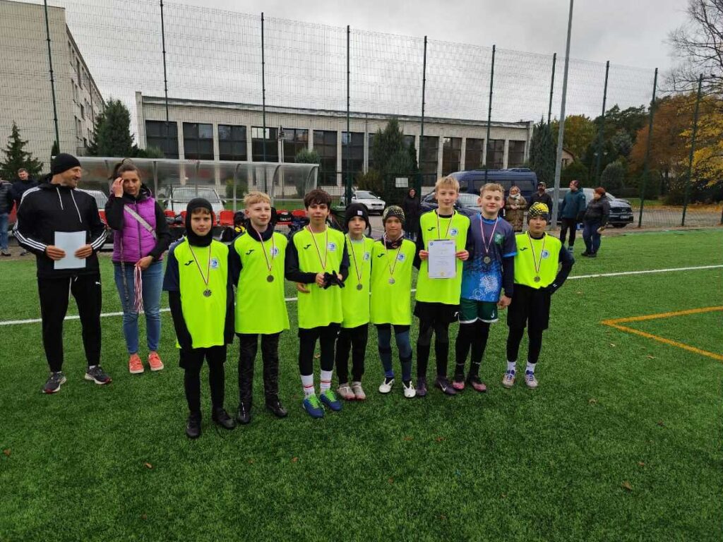 grupa chłopców na boisku szkolnym