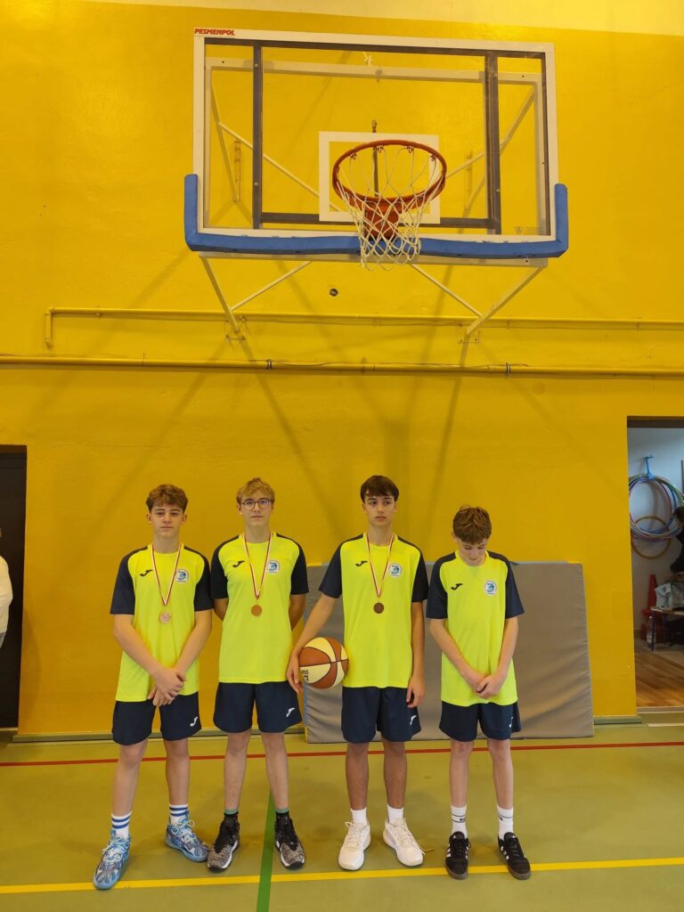 Uczestnicy zawodów gminnych w koszykówce.