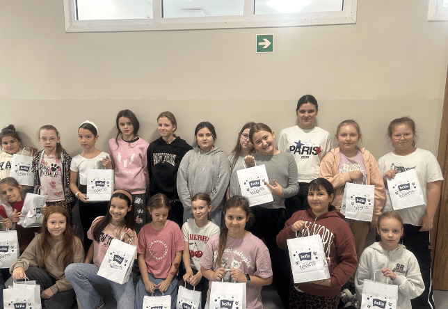 Uczennice szkoły biorące udział w akcji #OkresNostres