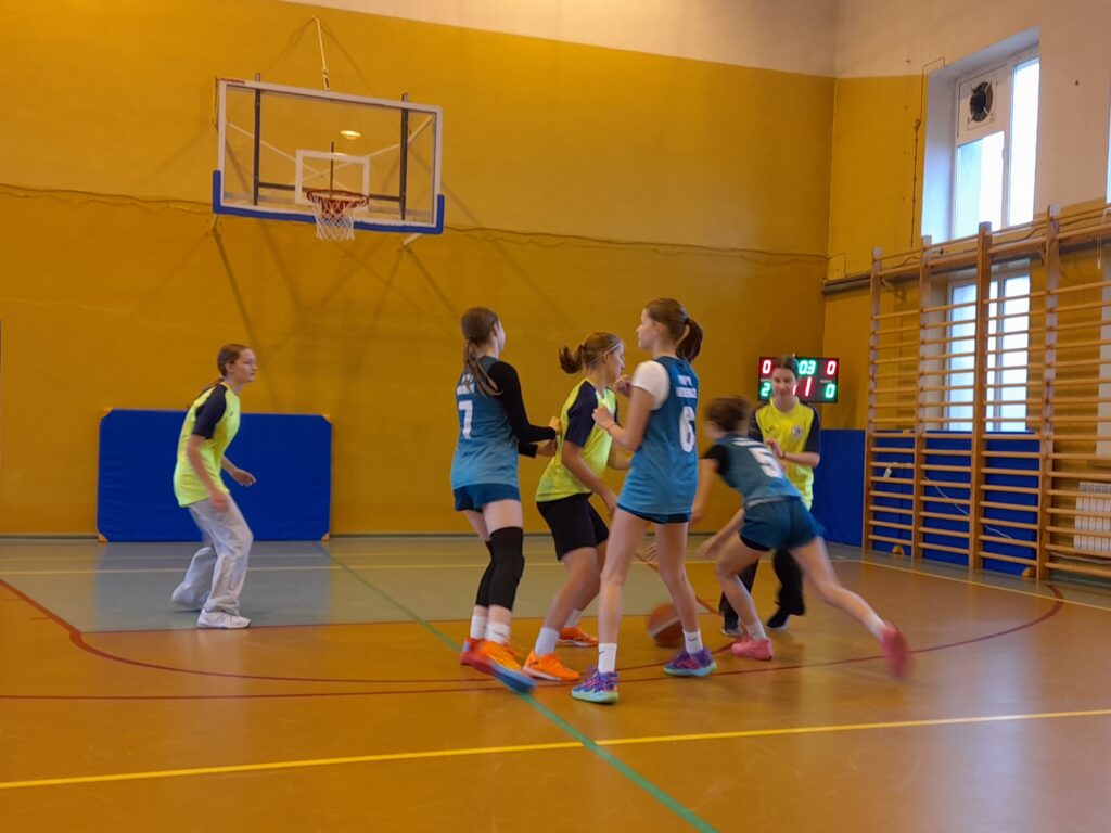 Zdjęcie przedstawia zawodniczki w trakcie gry.