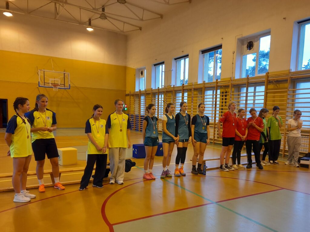 Zdjęcie przedstawia uczestników zawodów sportowych.