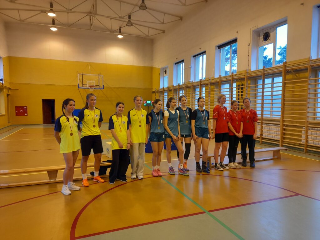 Zdjęcie przedstawia uczestników zawodów sportowych.