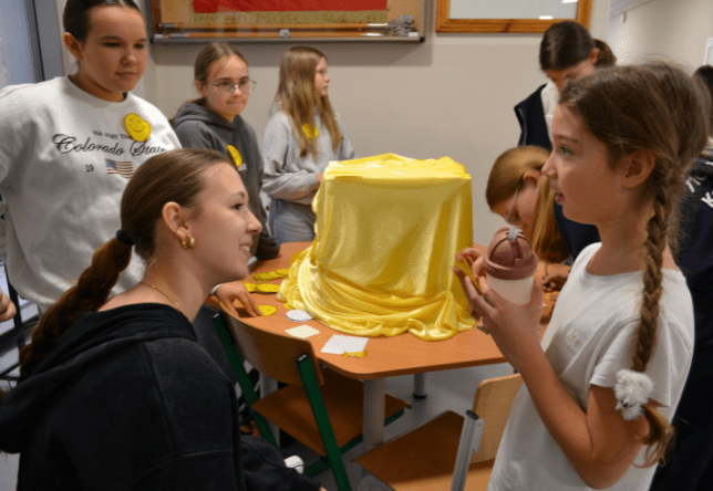 Uczniowie naszej szkoły biorący udział w Dniu Życzliwości i Pozdrowień