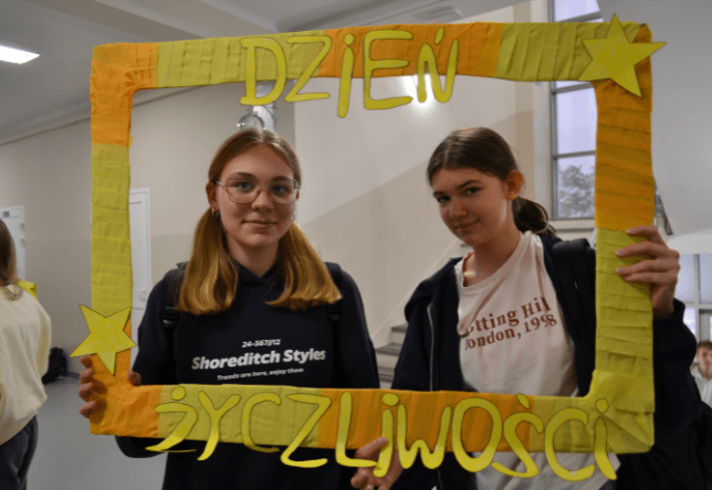 Uczniowie naszej szkoły biorący udział w Dniu Życzliwości i Pozdrowień