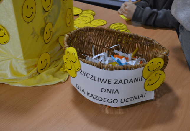 Uczniowie naszej szkoły biorący udział w Dniu Życzliwości i Pozdrowień