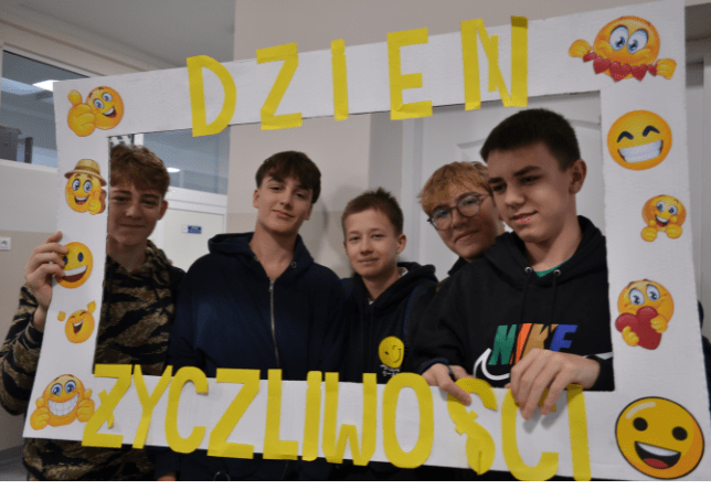 Uczniowie naszej szkoły biorący udział w Dniu Życzliwości i Pozdrowień