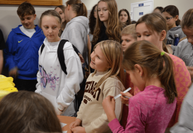 Uczniowie naszej szkoły biorący udział w Dniu Życzliwości i Pozdrowień