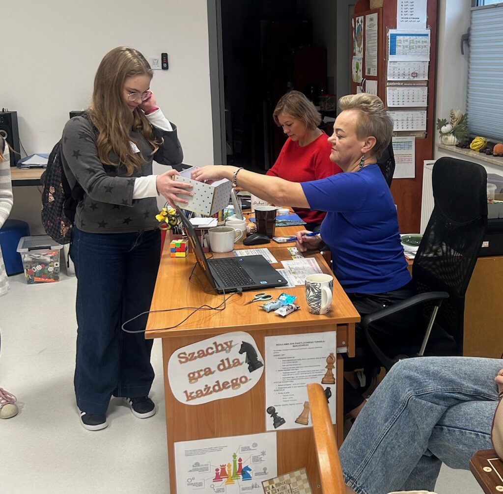 Nauczyciel losujący rebus.