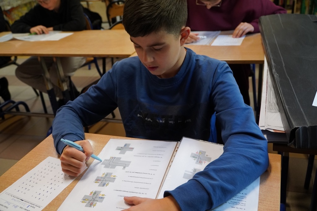 Uczeń z PSP 3 Kozienice piszący test z przepisów ruchu drogowego podczas XXVII Powiatowego Turnieju Wiedzy o BRD "Jesienny rower"
