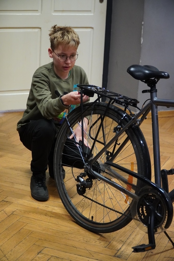 Uczeń z PSP 3 Kozienice podczas części praktycznej XXVII Powiatowego Turnieju Wiedzy o BRD "Jesienny rower"