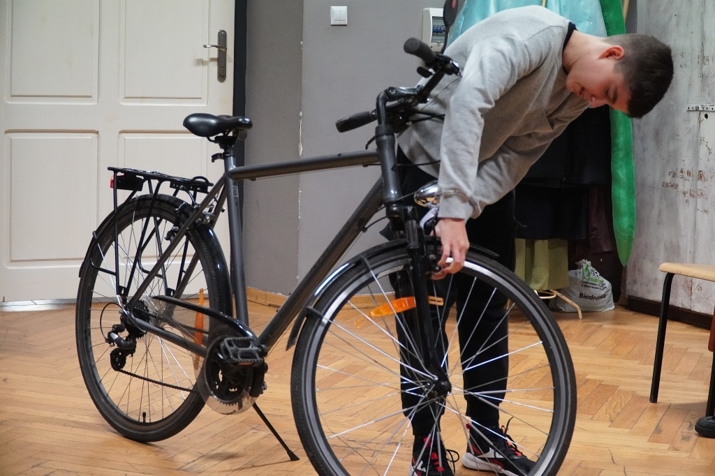 Uczeń z PSP 3 Kozienice podczas części praktycznej XXVII Powiatowego Turnieju Wiedzy o BRD "Jesienny rower"