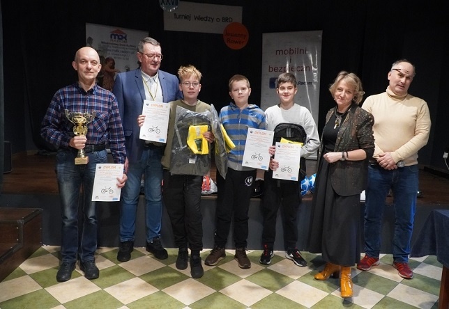 Uczniowie z PSP 3 Kozienice, opiekun i organizatorzy podczas wręczania nagród i dyplomów na XXVII Powiatowym Turnieju Wiedzy o BRD "Jesienny rower"