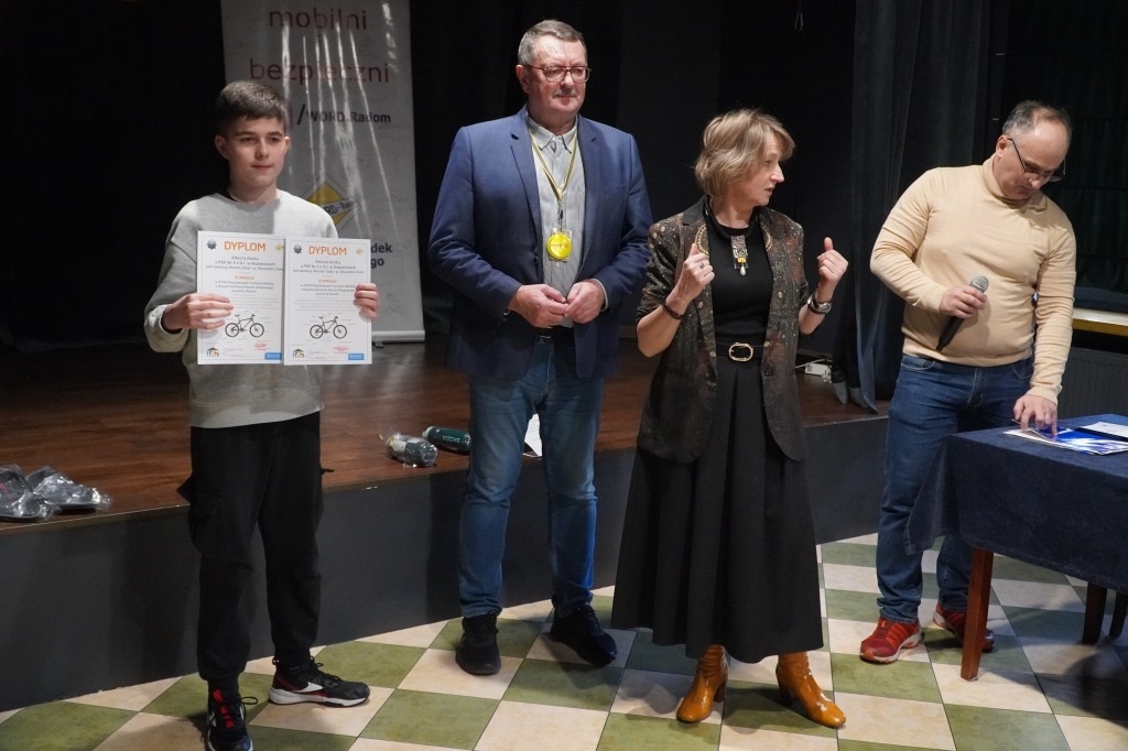 Uczeń z PSP 3 Kozienice podczas wręczania nagród XXVII Powiatowego Turnieju Wiedzy o BRD "Jesienny rower"