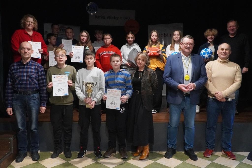 Uczestnicy po wręczeniu nagród i dyplomów podczas XXVII Powiatowego Turnieju Wiedzy o BRD "Jesienny rower"