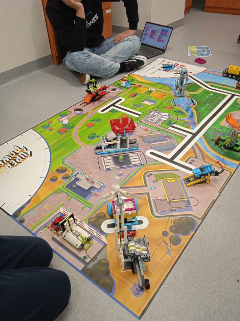 Uczniowie układają LEGO® Education Spike Prime