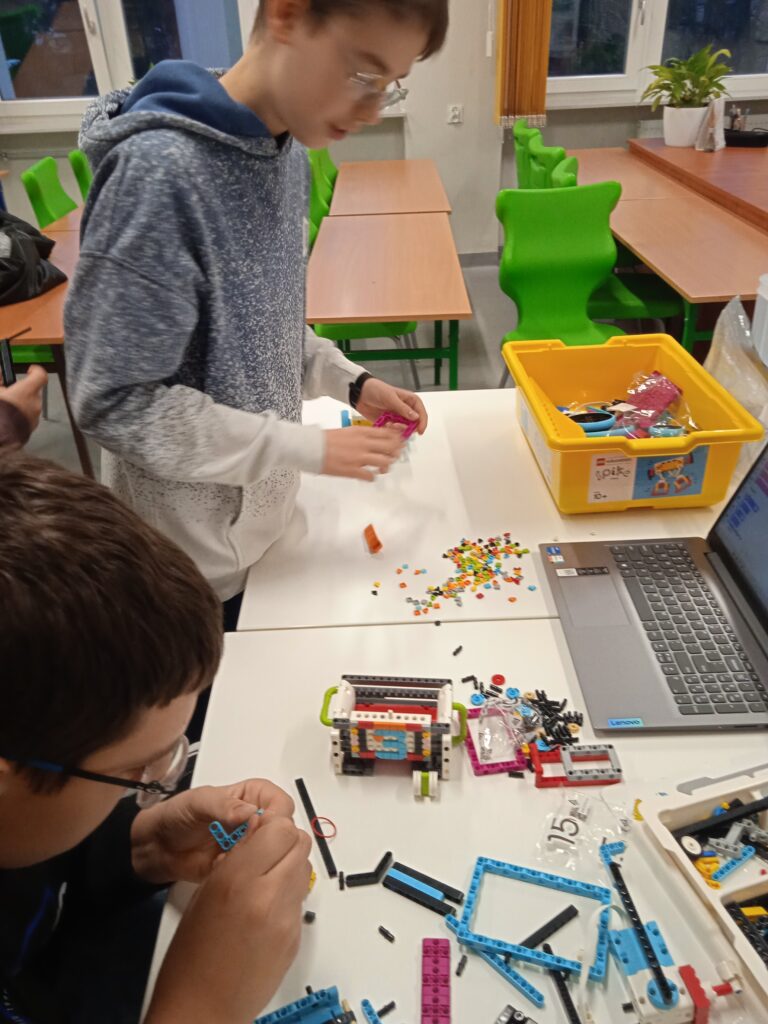 Uczniowie układają LEGO® Education Spike Prime