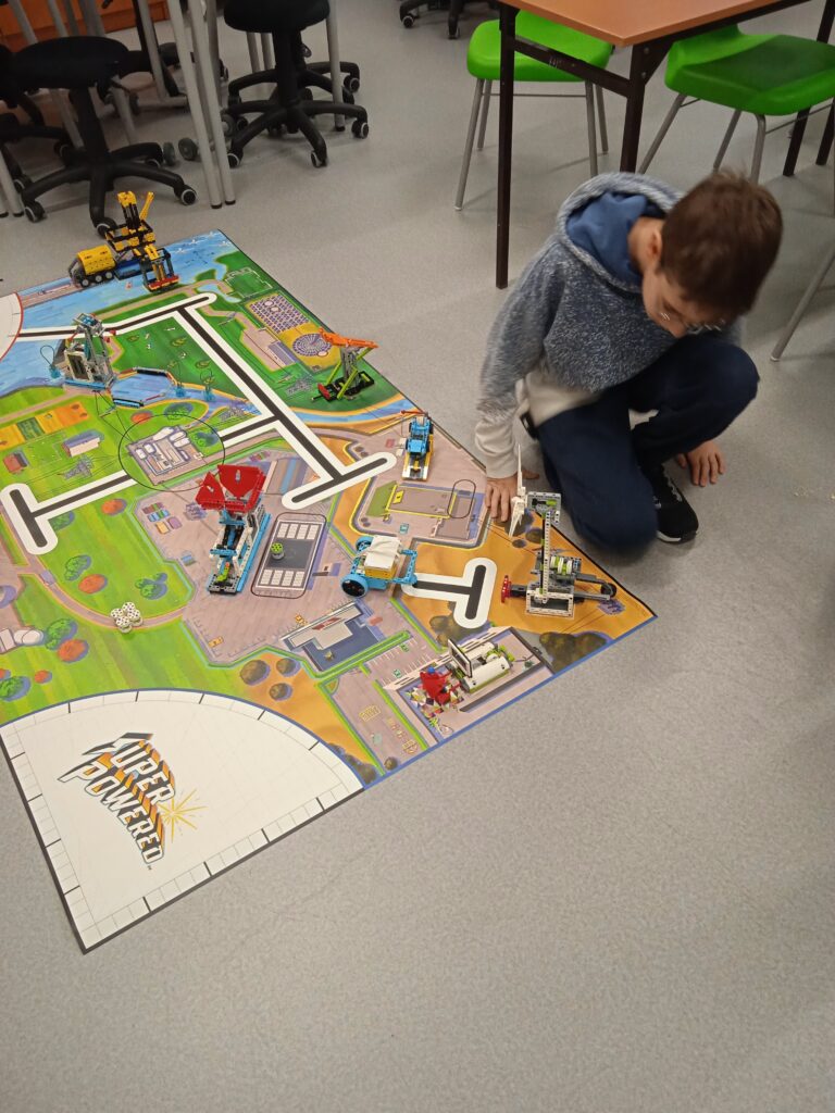 Uczniowie układają LEGO® Education Spike Prime