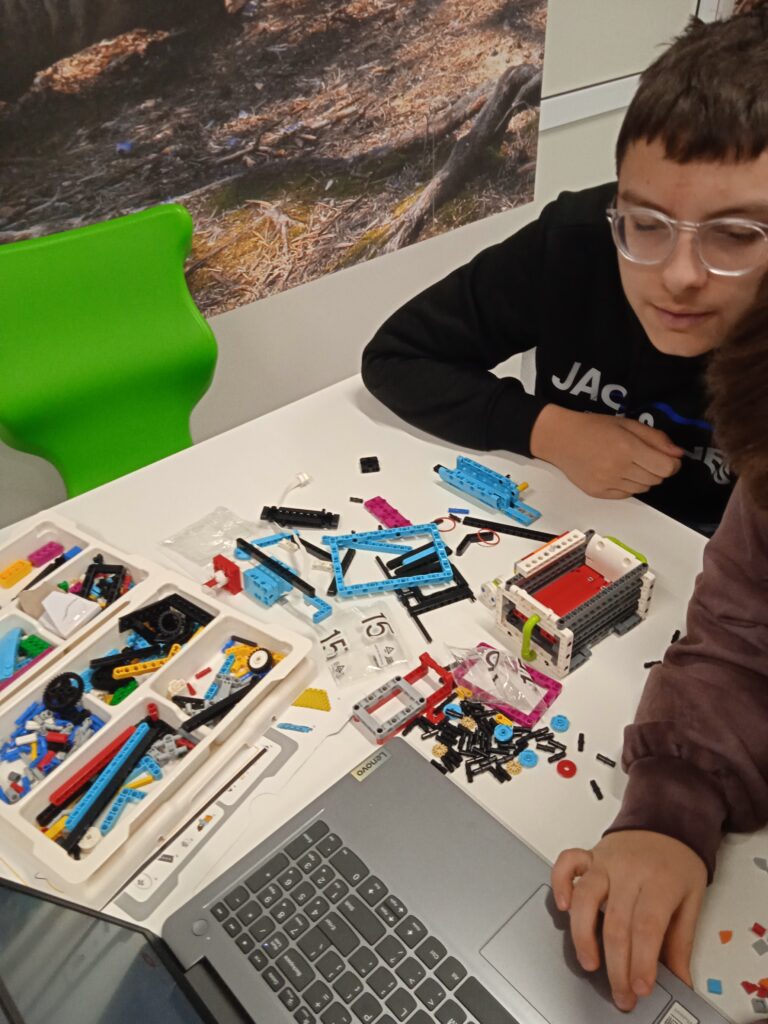 Uczniowie układają LEGO® Education Spike Prime