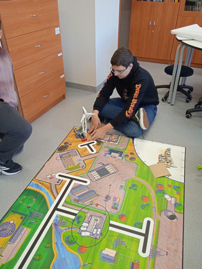 Uczniowie układają LEGO® Education Spike Prime