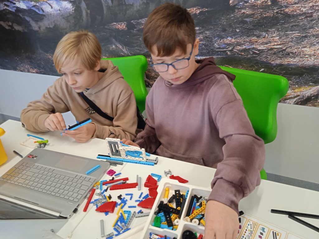 Uczniowie układają LEGO® Education Spike Prime